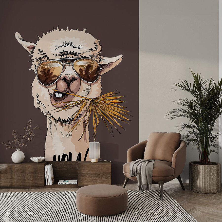 Een lama die een zonnebril draagt en een palmblad eet