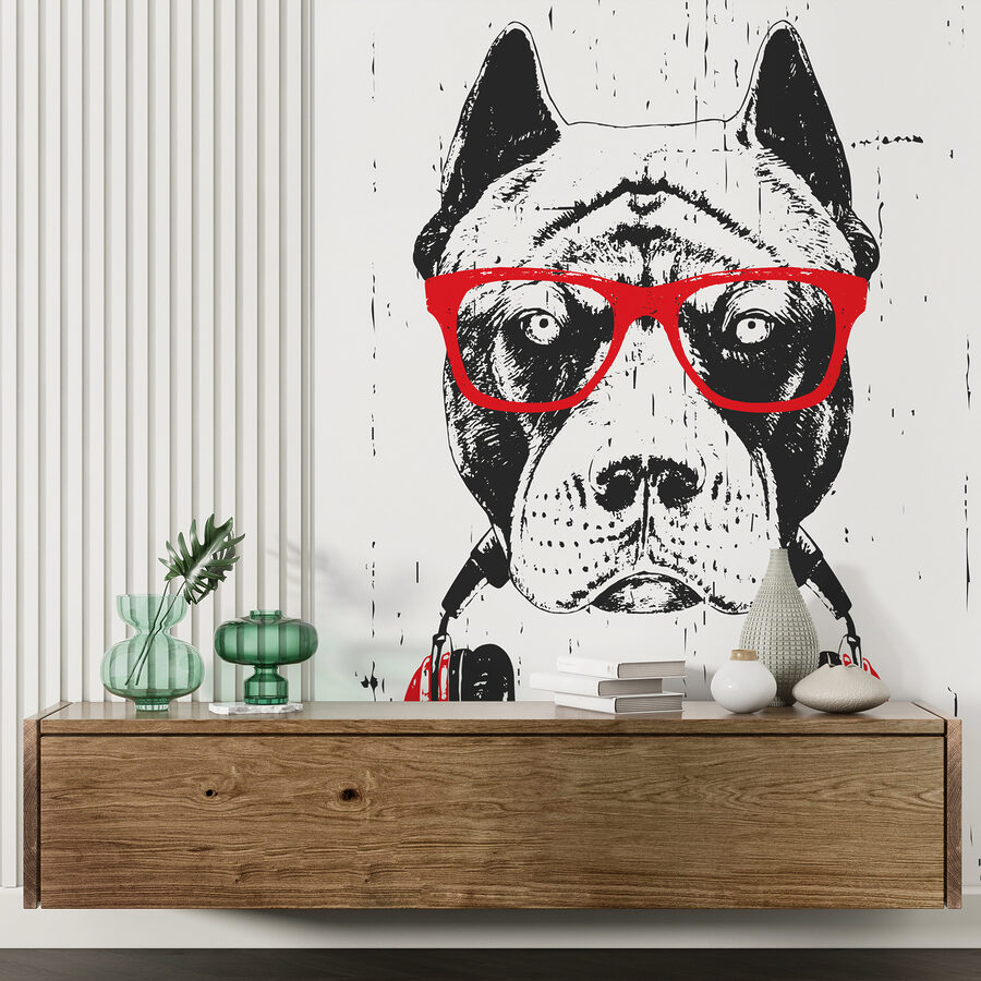 Een hond met bril en koptelefoon