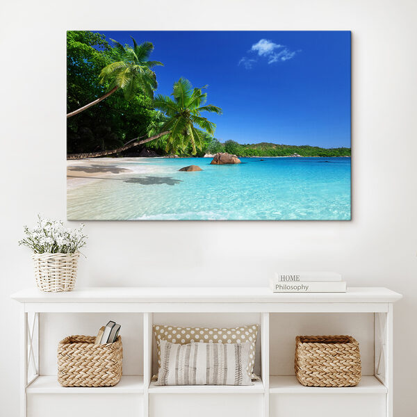 Een strand met palmbomen en blauw water Een strand met palmbomen en blauw water