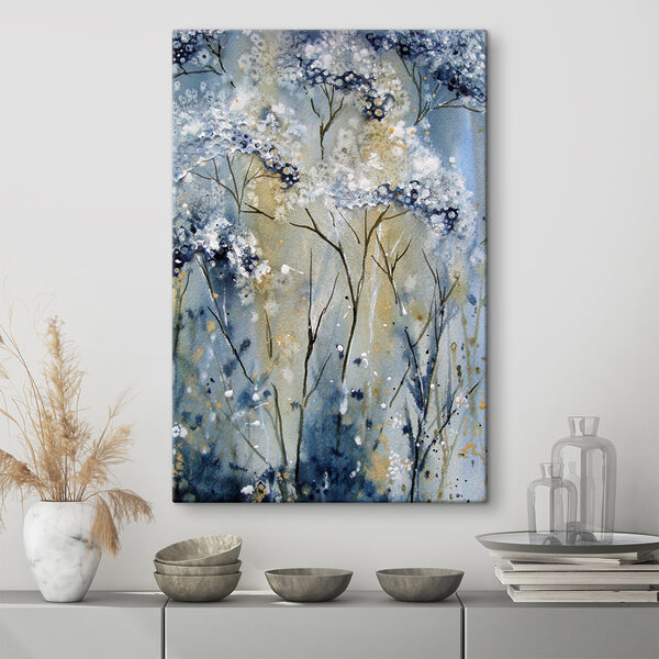 Een schilderij van een wit met blauwe plant Een schilderij van een wit met blauwe plant