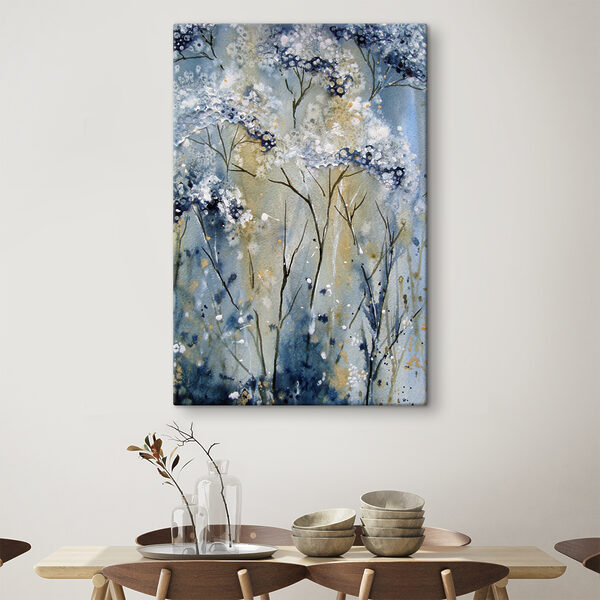 Een schilderij van een wit met blauwe plant Een schilderij van een wit met blauwe plant