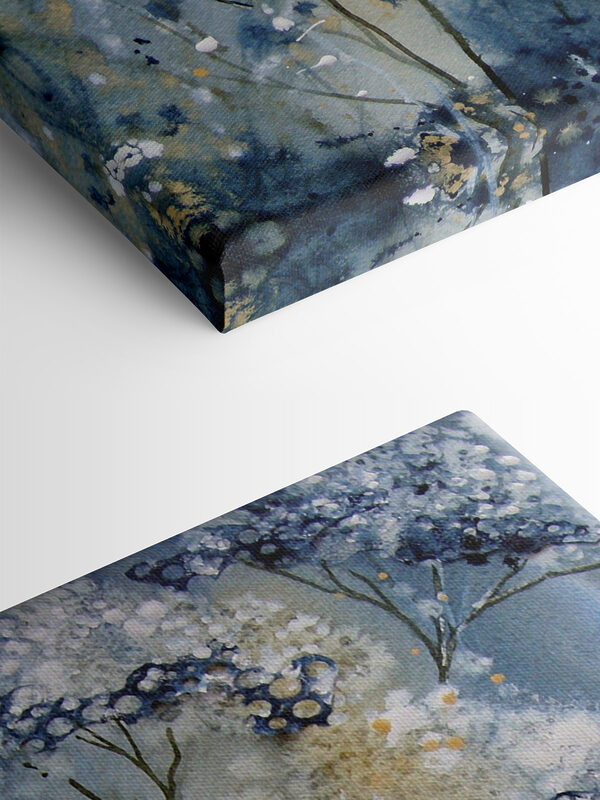 Een schilderij van een wit met blauwe plant Een schilderij van een wit met blauwe plant