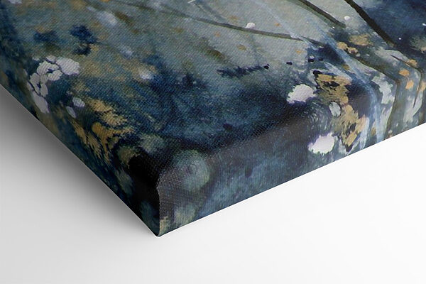 Een schilderij van een wit met blauwe plant Een schilderij van een wit met blauwe plant