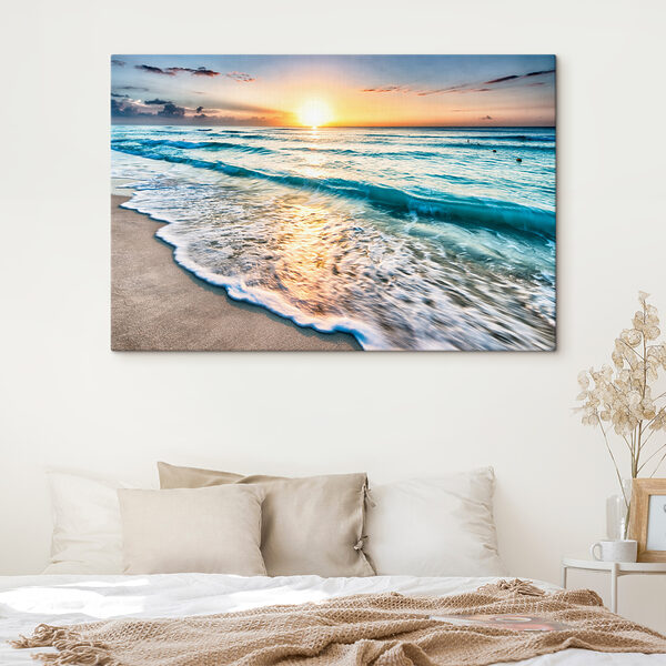 Een strand met golven en een zonsondergang Een strand met golven en een zonsondergang
