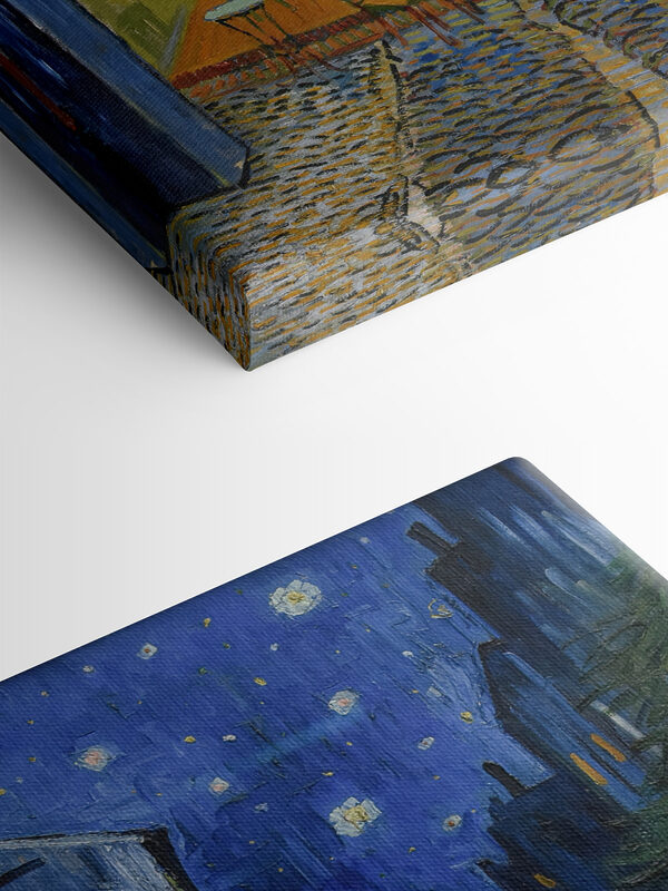Een schilderij van een straat met tafels en stoelen Een schilderij van een straat met tafels en stoelen