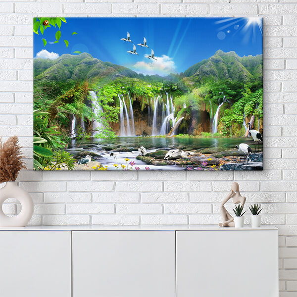 Een waterval met overvliegende vogels Een waterval met overvliegende vogels