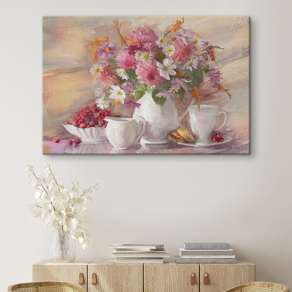 Een schilderij van bloemen in een vaas en een schaal met eten Een schilderij van bloemen in een vaas en een schaal met eten