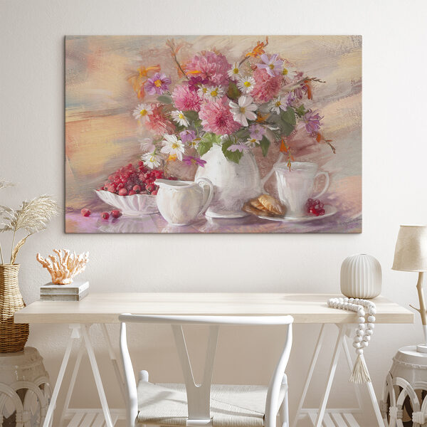 Een schilderij van bloemen in een vaas en een schaal met eten Een schilderij van bloemen in een vaas en een schaal met eten