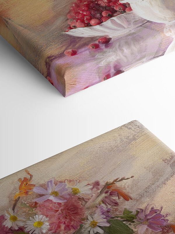 Een schilderij van bloemen in een vaas en een schaal met eten Een schilderij van bloemen in een vaas en een schaal met eten