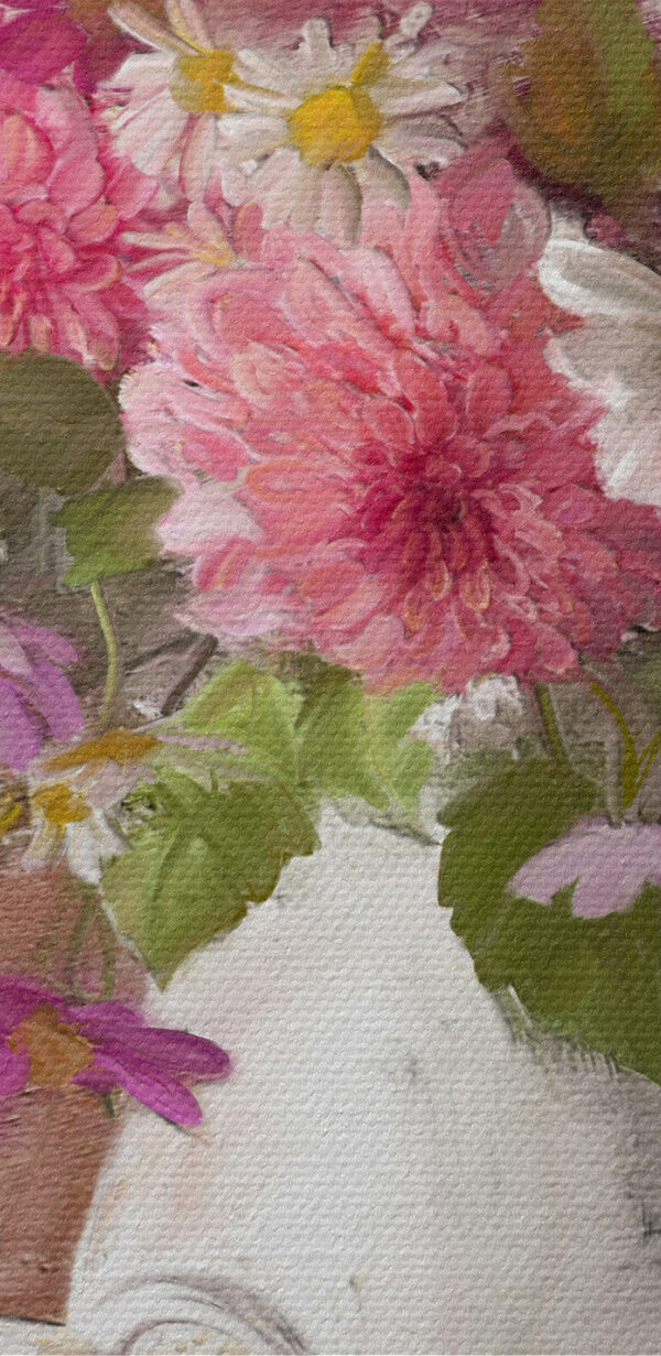 Een schilderij van bloemen in een vaas en een schaal met eten Een schilderij van bloemen in een vaas en een schaal met eten