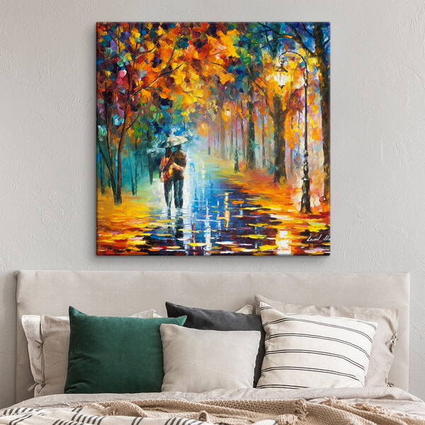 Een schilderij van een stel wandelend in een park met bomen en een lantaarnpaal Een schilderij van een stel wandelend in een park met bomen en een lantaarnpaal