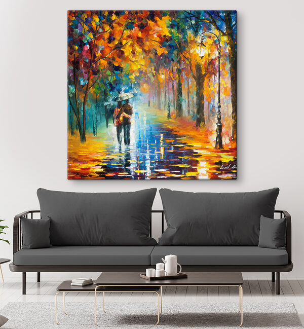 Een schilderij van een stel wandelend in een park met bomen en een lantaarnpaal Een schilderij van een stel wandelend in een park met bomen en een lantaarnpaal