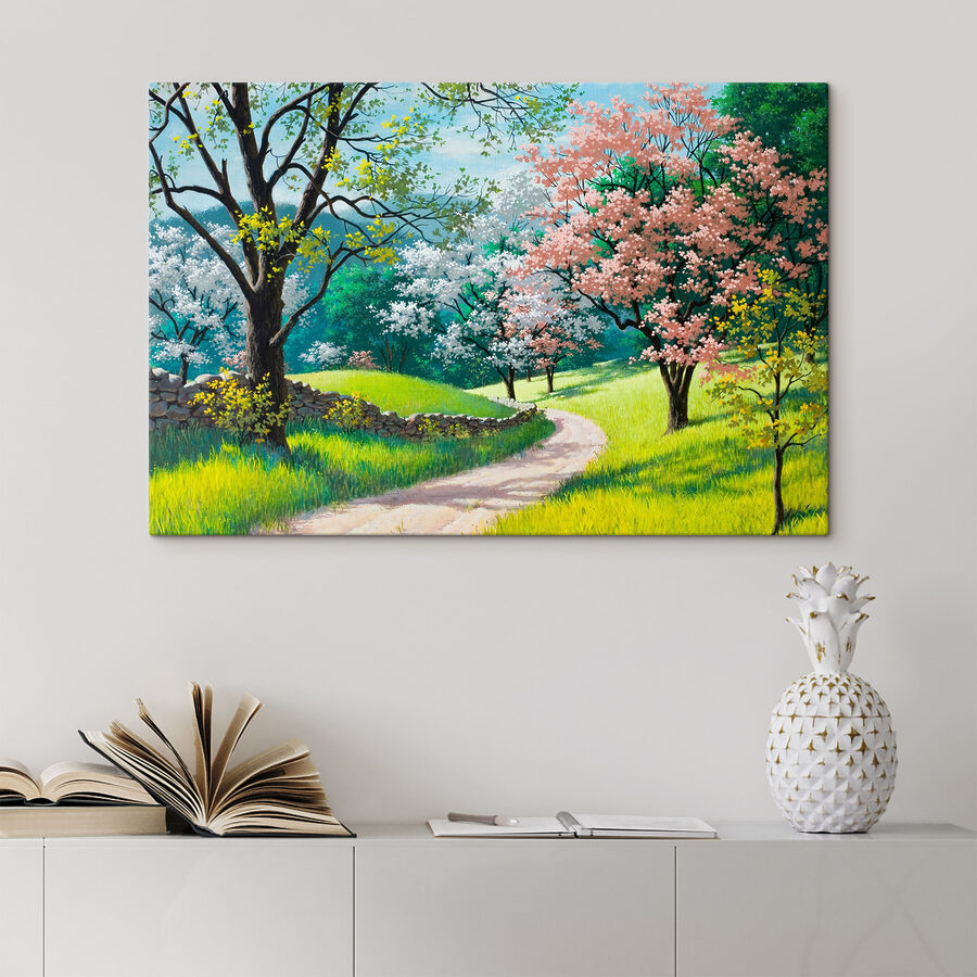 Een zandweg door een grasveld met bomen en een stenen muur