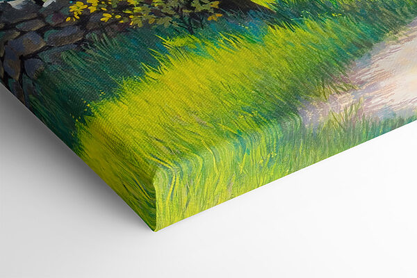 Een zandweg door een grasveld met bomen en een stenen muur Een zandweg door een grasveld met bomen en een stenen muur