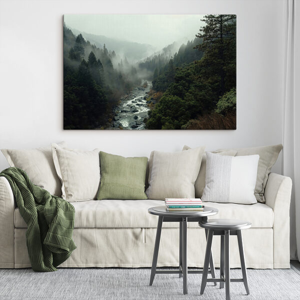 Een rivier door een bos Een rivier door een bos