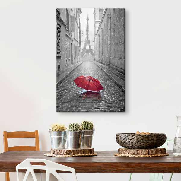 Een rode paraplu in een straat met een toren op de achtergrond Een rode paraplu in een straat met een toren op de achtergrond