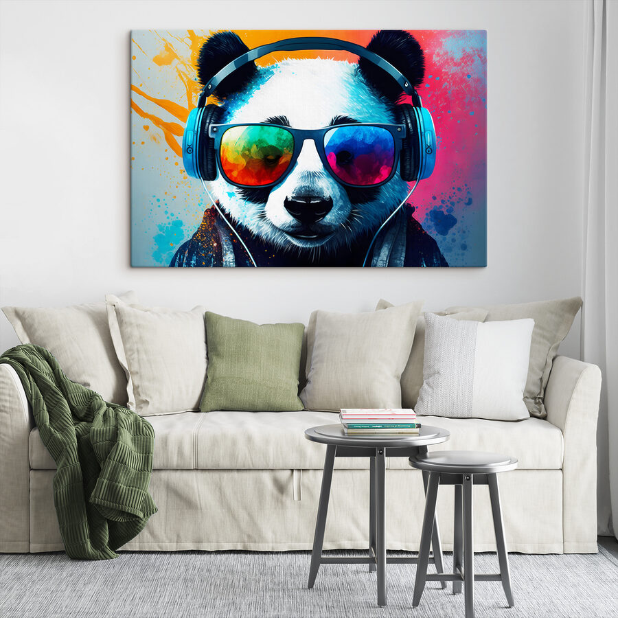 Een panda met een koptelefoon en zonnebril