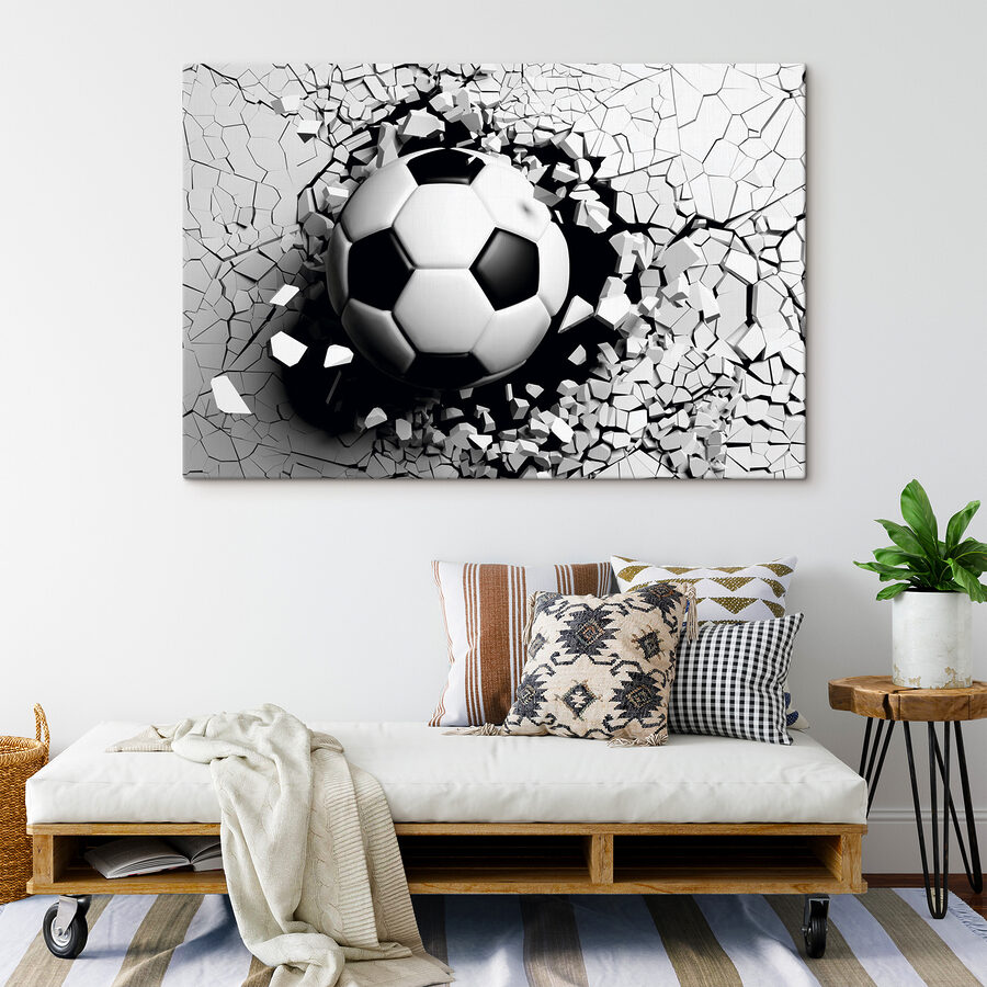 Een voetbal die door een muur breekt