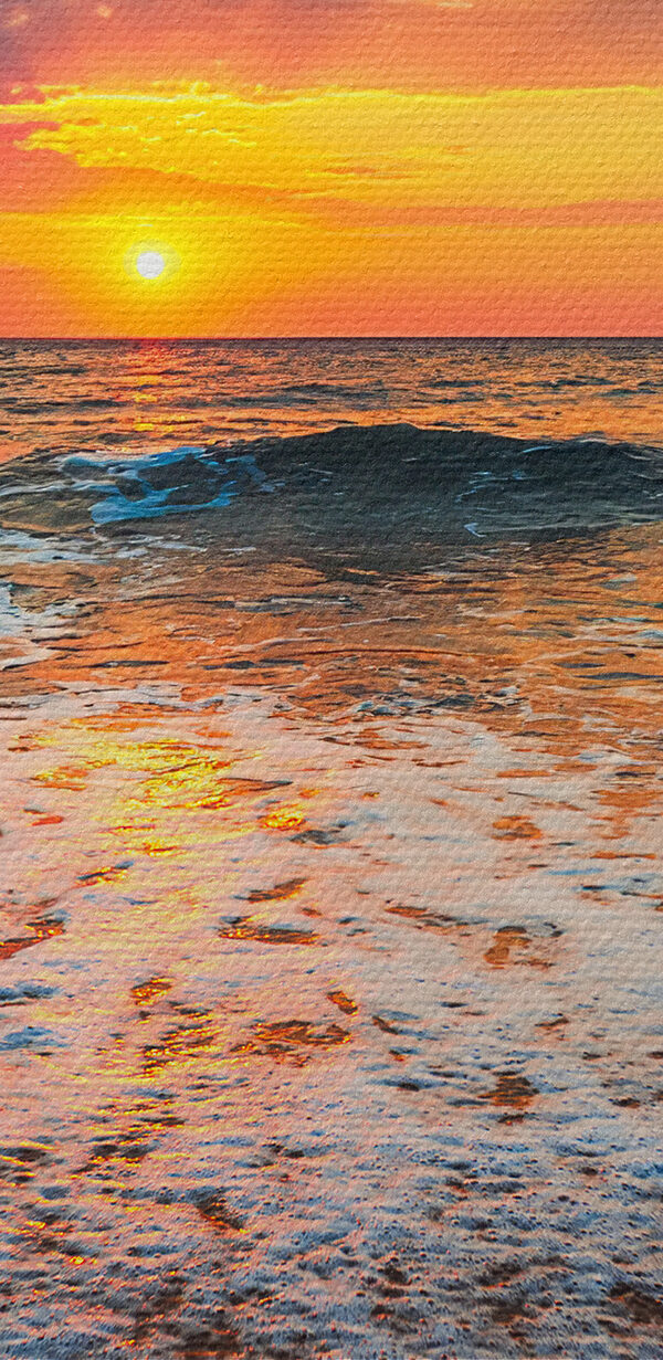 Een zonsondergang boven een strand Een zonsondergang boven een strand