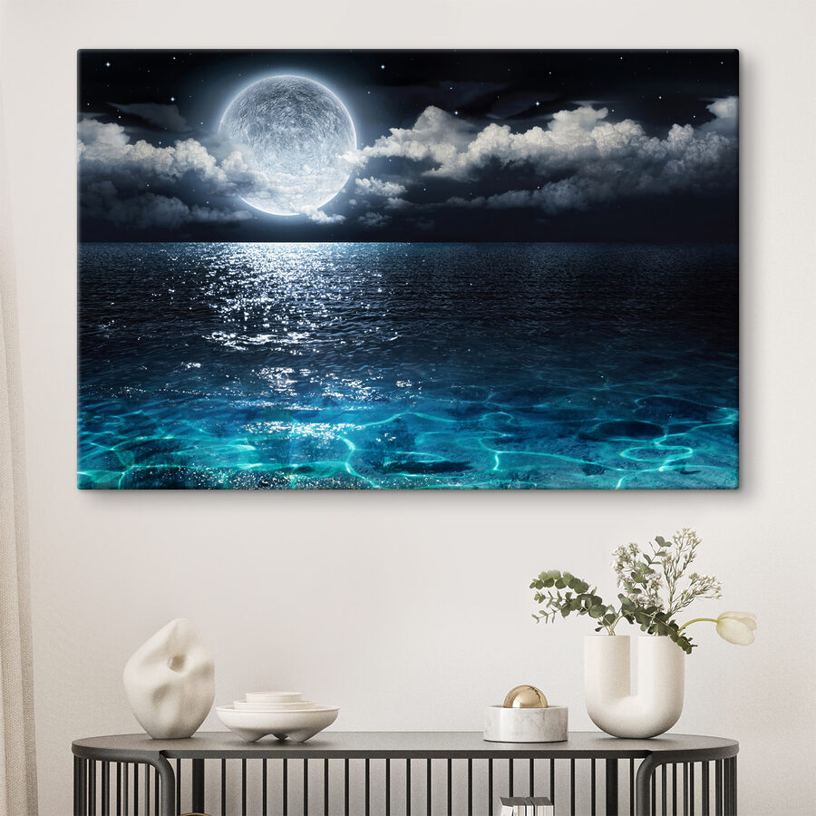 Een maan boven water bij nacht
