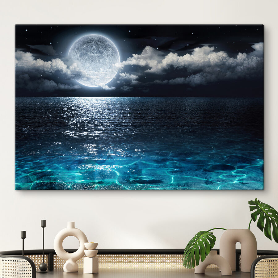 Een maan boven water bij nacht