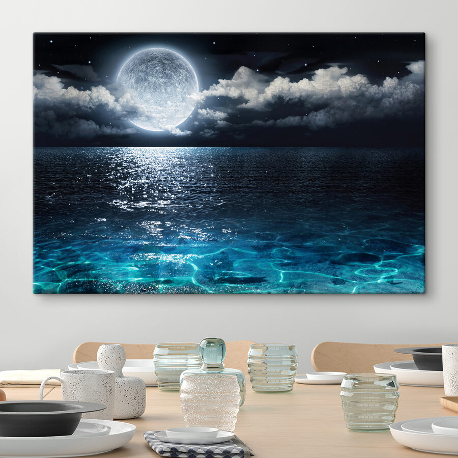 Een maan boven water bij nacht