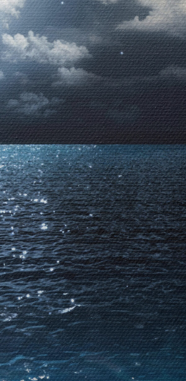 Een maan boven water bij nacht Een maan boven water bij nacht