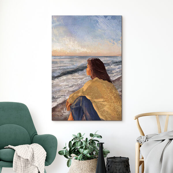 Een vrouw op het strand met uitzicht op de oceaan Een vrouw op het strand met uitzicht op de oceaan