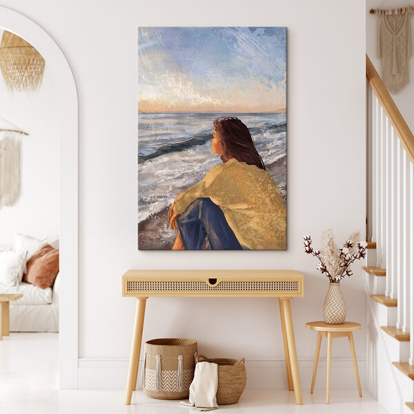 Een vrouw op het strand met uitzicht op de oceaan Een vrouw op het strand met uitzicht op de oceaan