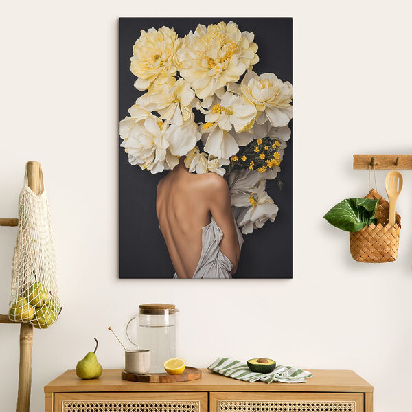 Een vrouw met bloemen boven haar hoofd Een vrouw met bloemen boven haar hoofd