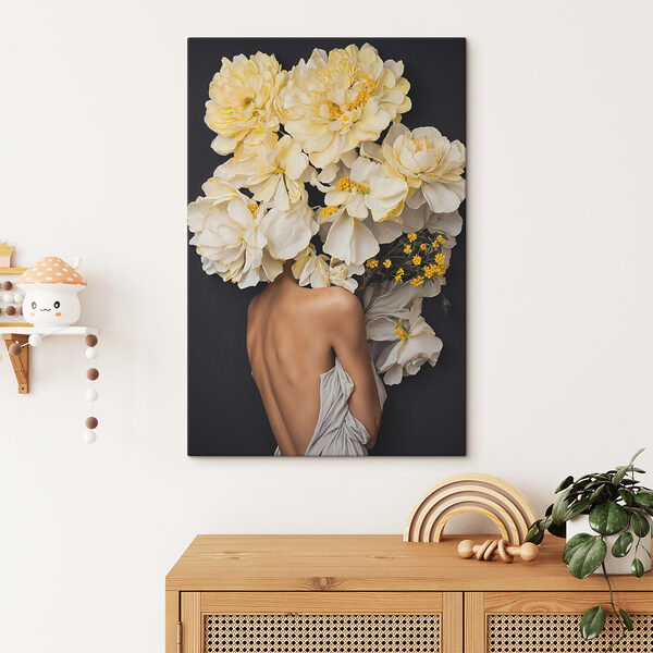 Een vrouw met bloemen boven haar hoofd Een vrouw met bloemen boven haar hoofd