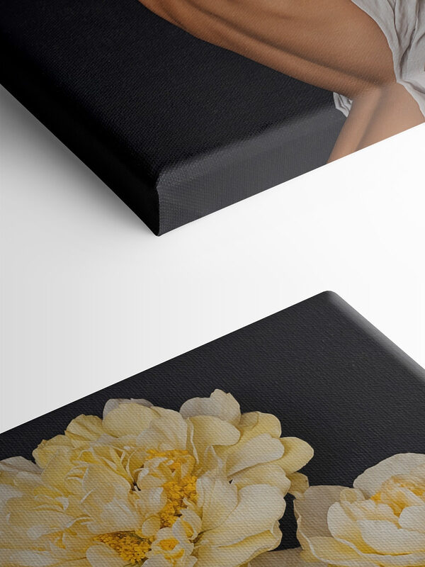 Een vrouw met bloemen boven haar hoofd Een vrouw met bloemen boven haar hoofd