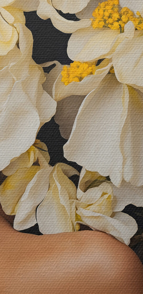 Een vrouw met bloemen boven haar hoofd Een vrouw met bloemen boven haar hoofd