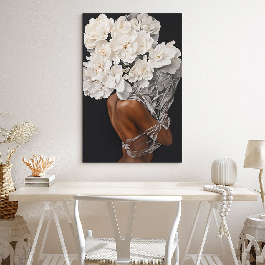 Een vrouw met witte bloemen op haar hoofd