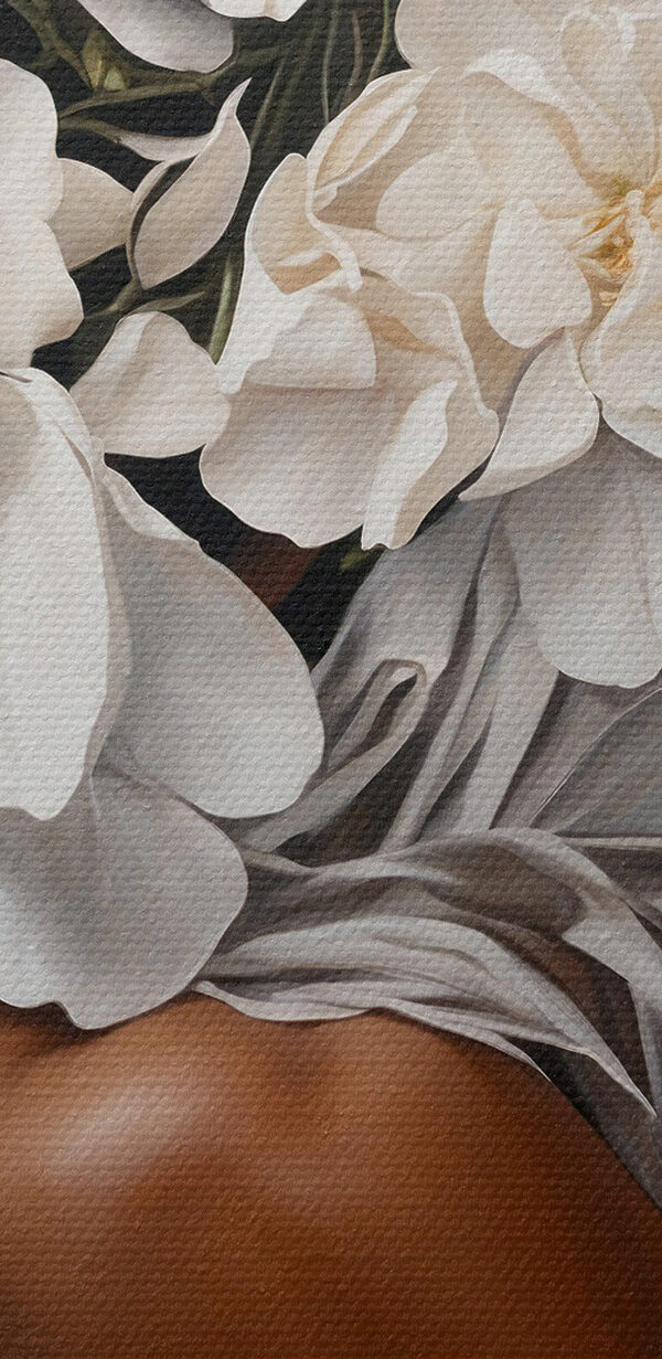 Een vrouw met witte bloemen op haar hoofd Een vrouw met witte bloemen op haar hoofd