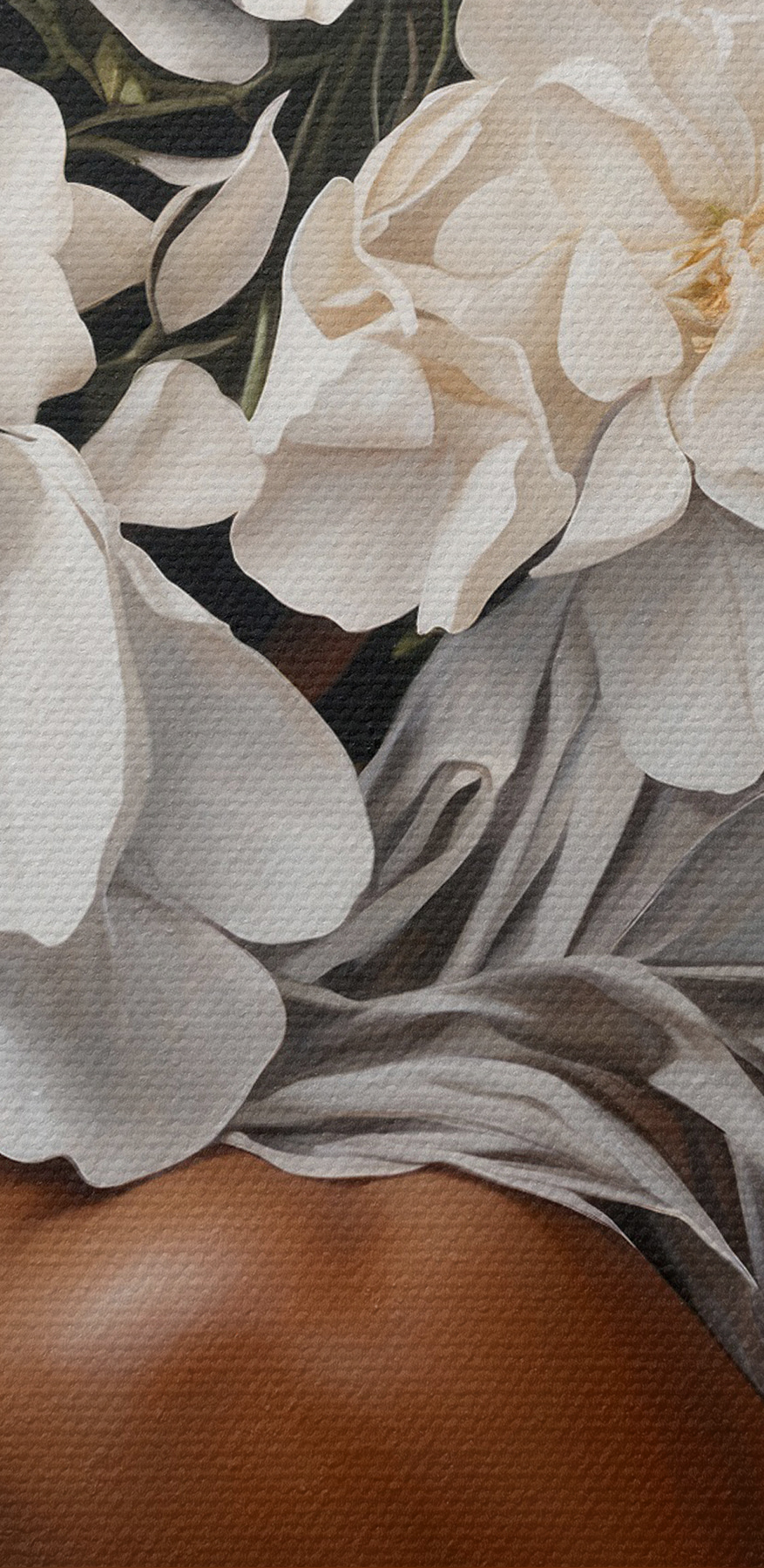 Een vrouw met witte bloemen op haar hoofd