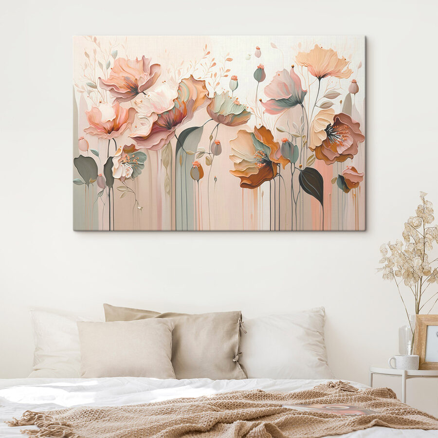 Een schilderij van bloemen op een muur