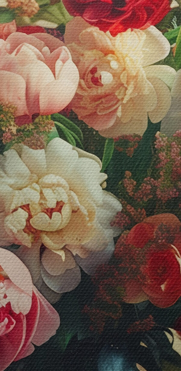 Een vaas met bloemen op een tafel Een vaas met bloemen op een tafel