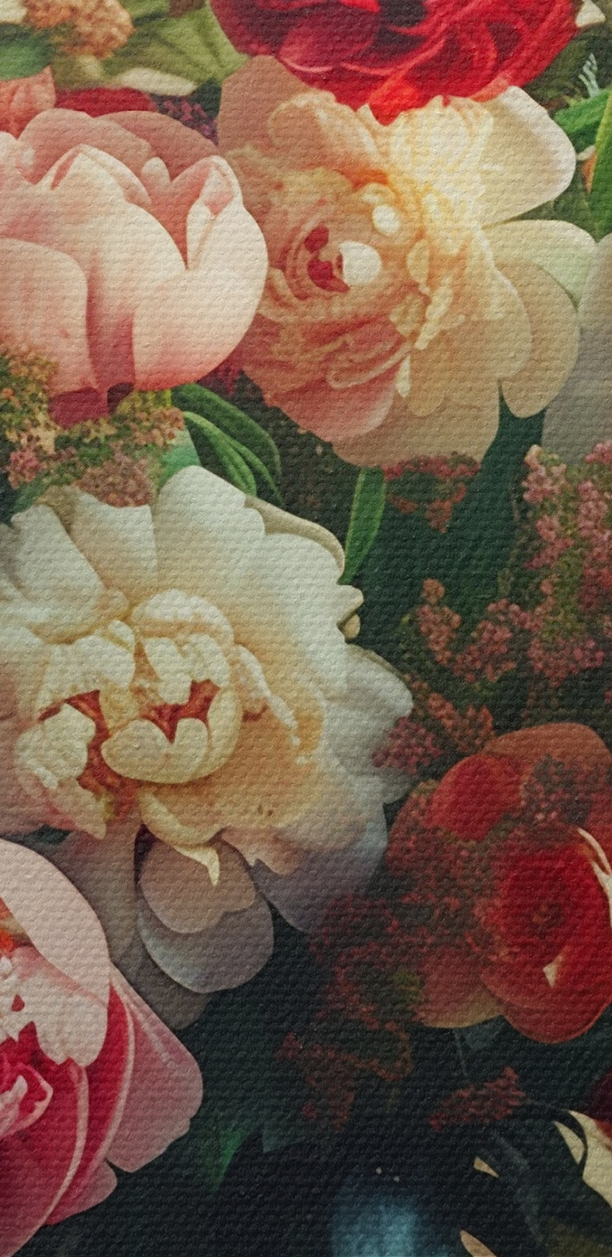Een vaas met bloemen op een tafel