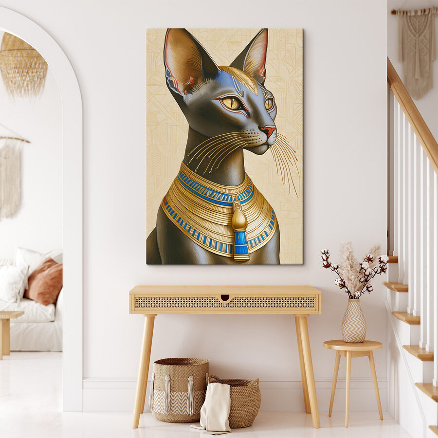 Majestueuze kat versierd met koninklijke halsketting