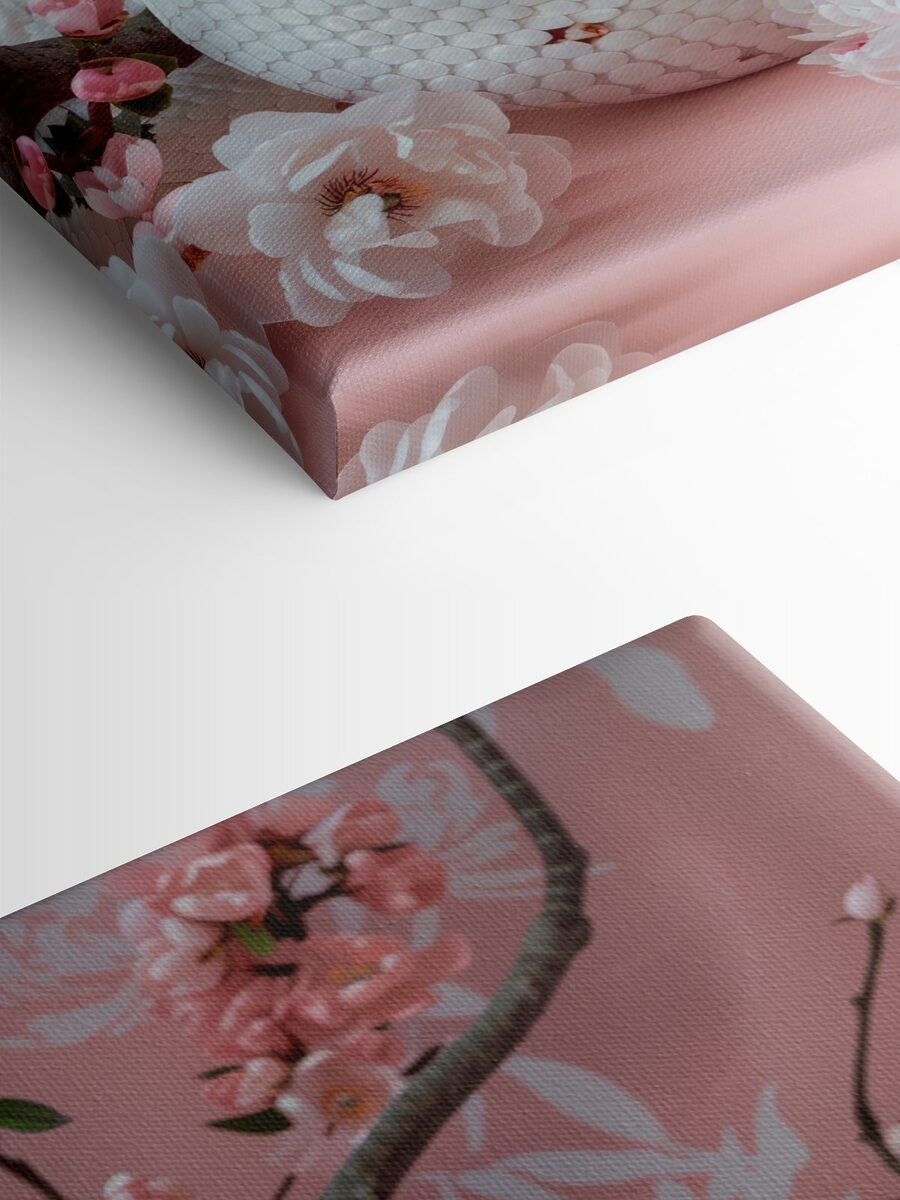 Witte slang met roze bloemen