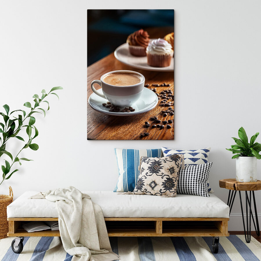 Kopje koffie en cupcakes op een tafel