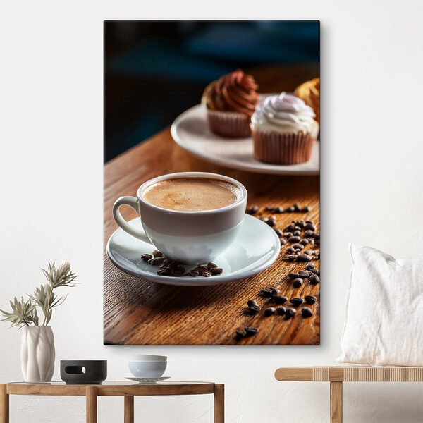 Kopje koffie en cupcakes op een tafel Kopje koffie en cupcakes op een tafel