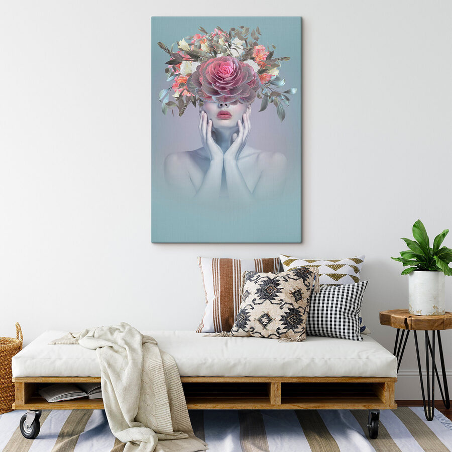Een vrouw met bloemen op haar hoofd
