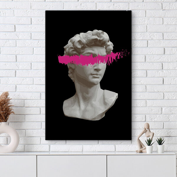 Een standbeeld van een man met een roze streep Een standbeeld van een man met een roze streep