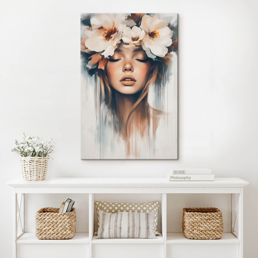 Vrouw met bloemen in haar haar