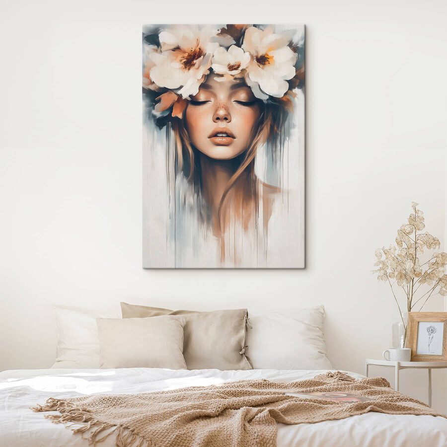 Vrouw met bloemen in haar haar