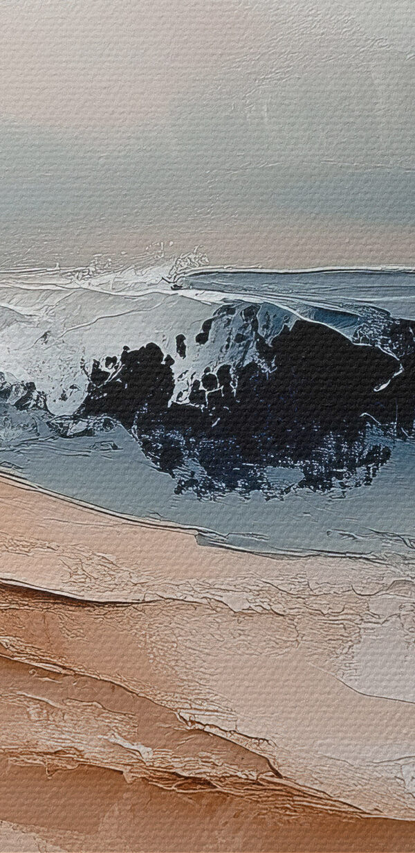 Zandduin met golven op de achtergrond Zandduin met golven op de achtergrond