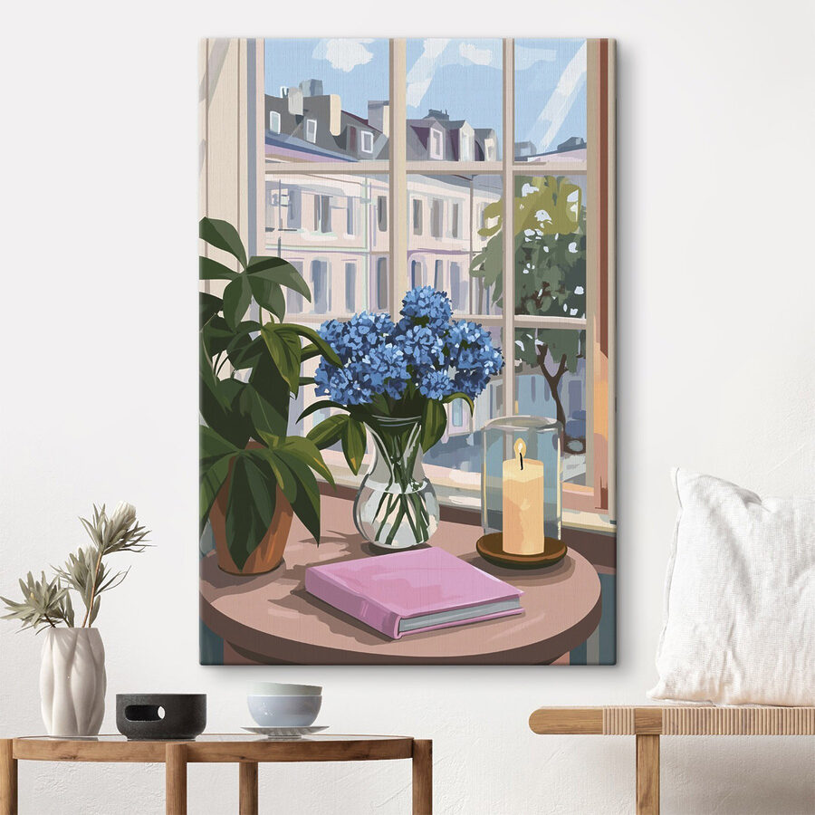 Vaas met bloemen en een kaars voor een raam