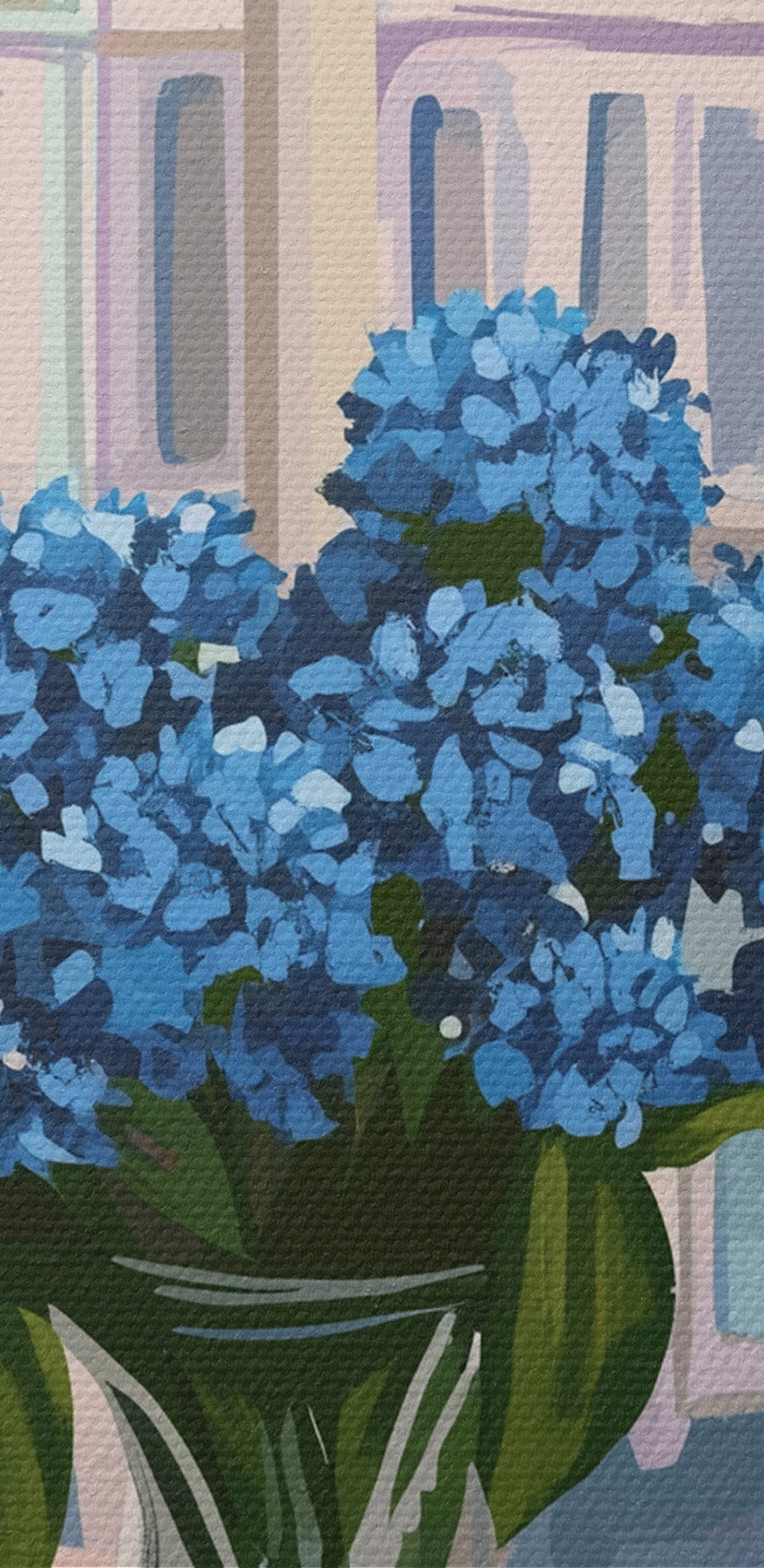 Vaas met bloemen en een kaars voor een raam
